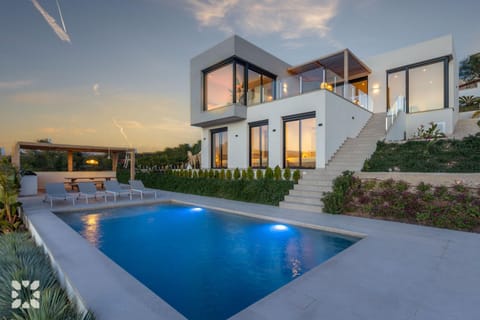 Property building, Patio, Day, Garden, Garden view, Pool view, Swimming pool, sunbed