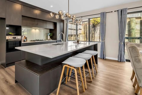 Alluvial New Build - Huge Backyard & Deck, 6 Baths House in Auckland