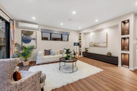 Alluvial New Build - Huge Backyard & Deck, 6 Baths House in Auckland
