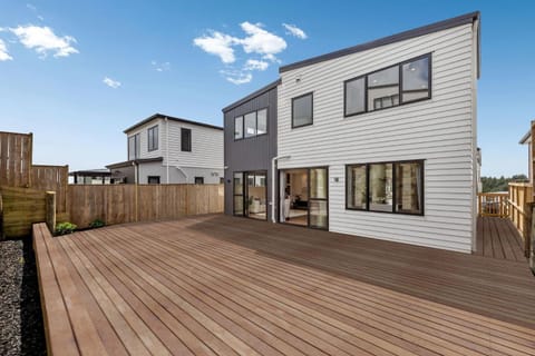 Alluvial New Build - Huge Backyard & Deck, 6 Baths House in Auckland