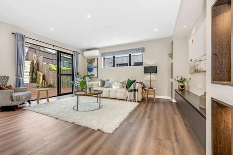 Alluvial New Build - Huge Backyard & Deck, 6 Baths House in Auckland