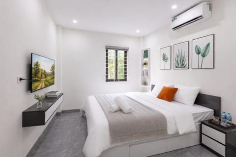 Bed, TV and multimedia, View (from property/room), Decorative detail, Seating area, Bedroom, air conditioner