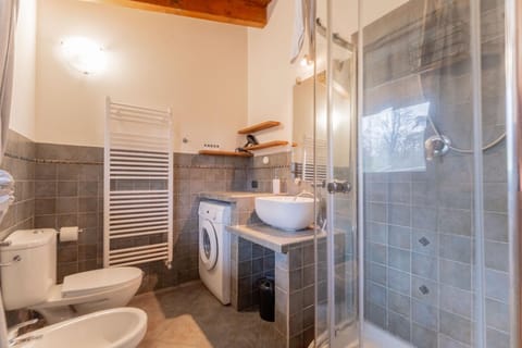 Shower, Toilet, Bathroom, bidet, towels