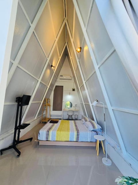 Bed, TV and multimedia, Photo of the whole room, Bedroom, towels