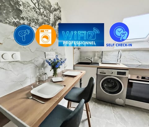 Kitchen or kitchenette, Living room, Seating area, minibar, stove, dryer
