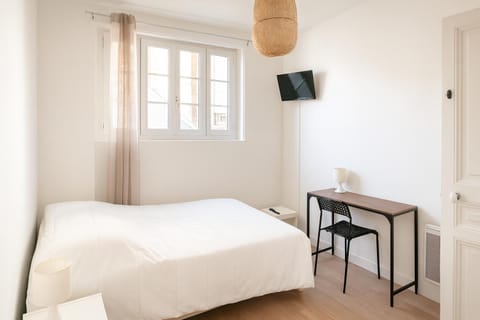 Bed, TV and multimedia, Photo of the whole room, Seating area, Bedroom, heating, internet, towels
