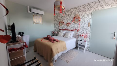 Restaurant/places to eat, Bed, Photo of the whole room, Bedroom, Breakfast, air conditioner