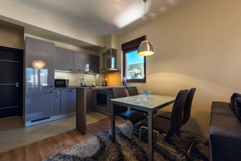 Kitchen or kitchenette, Dining area