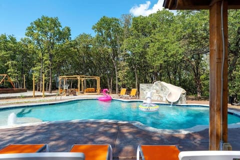Heated Pool, Sports Sim, Pickleball, Mini Golf - Sleeps 22 House in Fort Worth