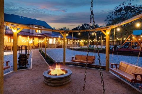 Heated Pool, Sports Sim, Pickleball, Mini Golf - Sleeps 22 House in Fort Worth