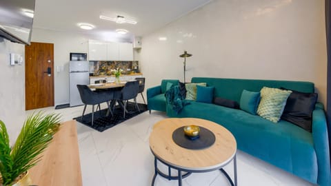 Kitchen or kitchenette, Living room, Seating area, Dining area