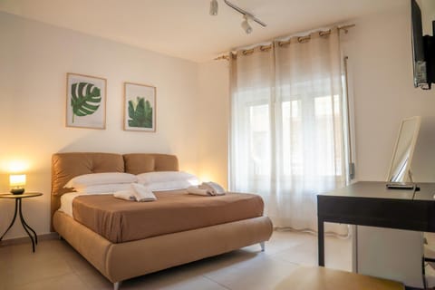 Bed, TV and multimedia, Bedroom