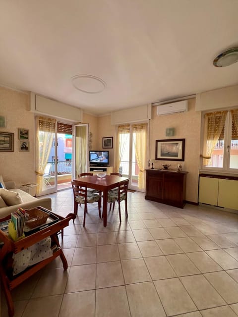 Kitchen or kitchenette, Living room, Seating area, Dining area, air conditioner