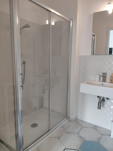 Shower, Bathroom, towels