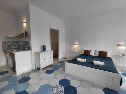 Bed, Bathroom, Photo of the whole room, Bedroom, towels, kitchen