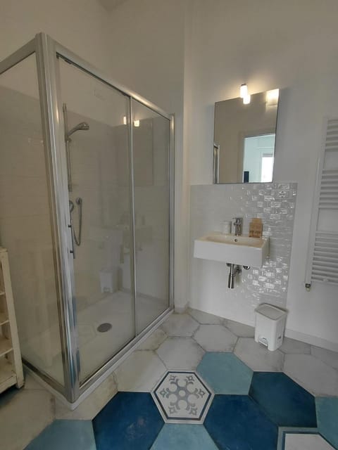 Shower, Bathroom, towels