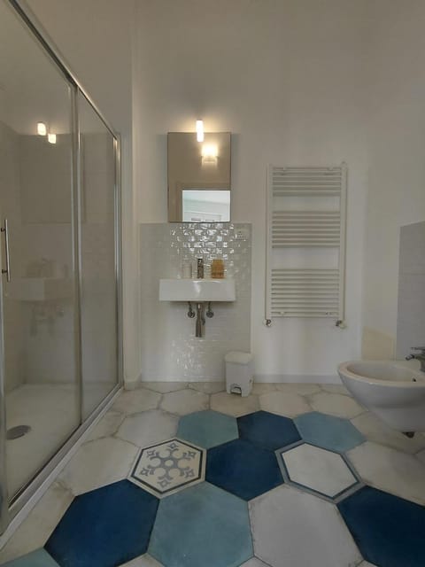 Shower, Toilet, Bathroom, bidet, towels