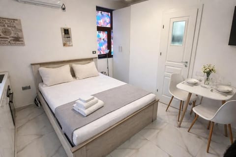 Bed, Living room, Dining area, towels