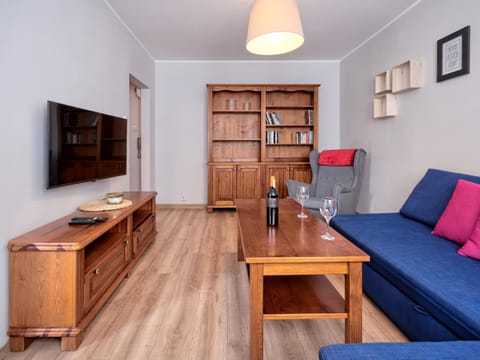 Communal lounge/ TV room, TV and multimedia, Living room, Seating area, Evening entertainment