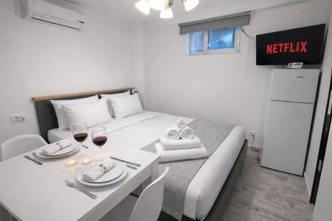 Bed, TV and multimedia, Photo of the whole room, Dining area, Bedroom, air conditioner