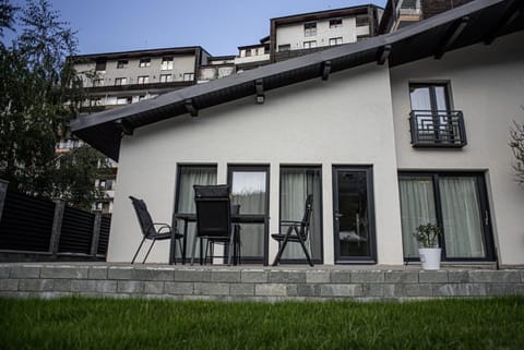 Property building, Garden, Balcony/Terrace