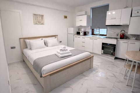 Bed, Kitchen or kitchenette, Photo of the whole room, Bedroom, minibar