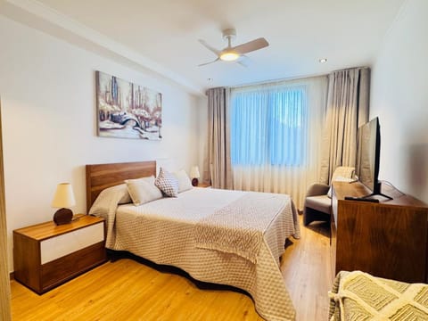 Bed, TV and multimedia, Bedroom