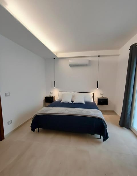 Bed, Photo of the whole room, Bedroom, air conditioner