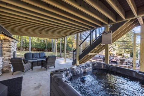 New Luxe! 9BR,7BA, Elevator, Sleeps 30, EV Charger House in Hickory Run State Park