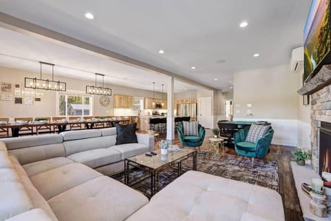 New Luxe! 9BR,7BA, Elevator, Sleeps 30, EV Charger House in Hickory Run State Park