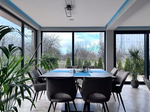 Restaurant/places to eat, Dining area