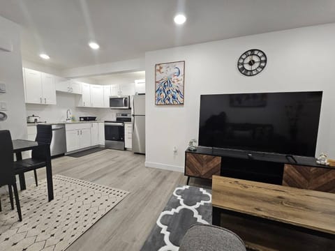 Communal lounge/ TV room, TV and multimedia, Decorative detail, kitchen
