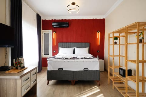 Bed, TV and multimedia, Photo of the whole room, Bedroom, towels, wardrobe
