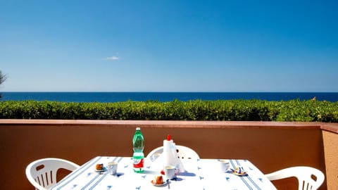 Day, Natural landscape, View (from property/room), Balcony/Terrace, Dining area, Sea view