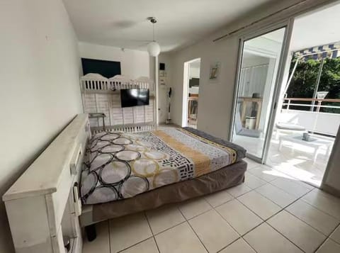 TV and multimedia, Photo of the whole room, Bedroom