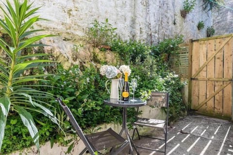 Gin O'Clock Mevagissey Level Walk to Harbour House in Mevagissey