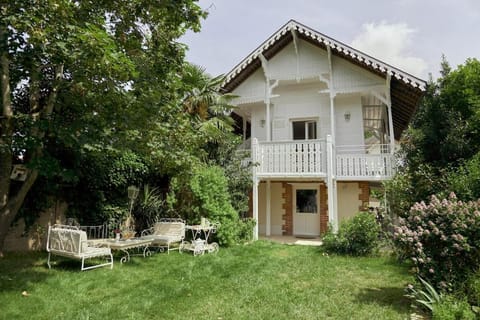 Property building, Garden, Balcony/Terrace, Garden view
