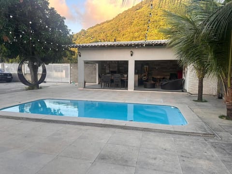 Casa com quadra de areia House in Rio de Janeiro