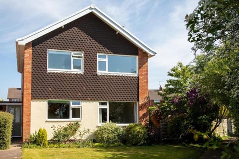 Hereford Long Term Comfortable Accommodation, 4 bedrooms with Parking House in Hereford