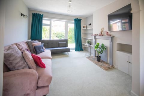 Hereford Long Term Comfortable Accommodation, 4 bedrooms with Parking House in Hereford