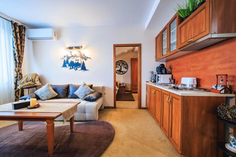 Coffee/tea facilities, Kitchen or kitchenette, Living room, Seating area, Dining area