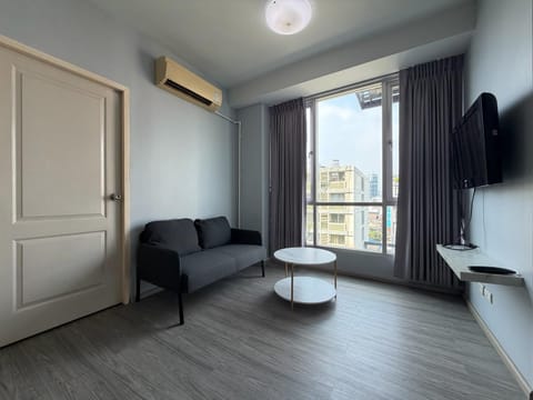 TV and multimedia, Living room, Seating area, Evening entertainment, air conditioner