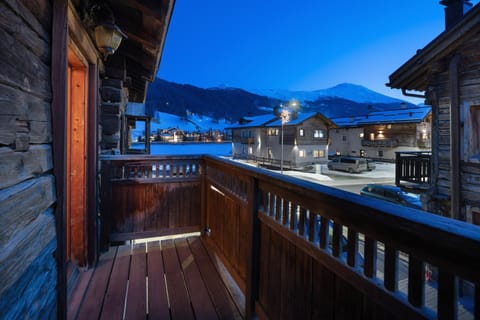 Balcony/Terrace, Mountain view