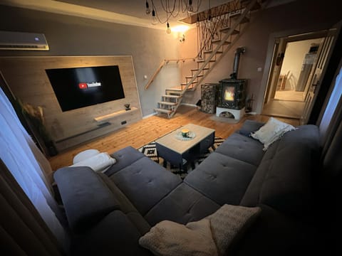Communal lounge/ TV room, TV and multimedia, Living room, Photo of the whole room, Seating area, Evening entertainment, Bedroom