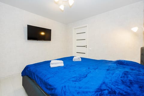 Bed, TV and multimedia, Bedroom, towels