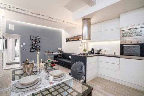 Coffee/tea facilities, Kitchen or kitchenette, Living room
