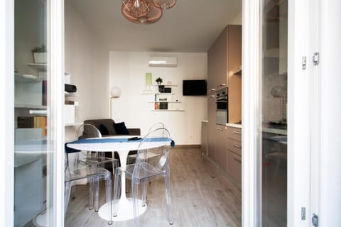 Kitchen or kitchenette, Dining area, oven