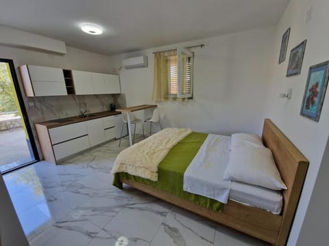 Bed, Kitchen or kitchenette, Photo of the whole room, Bedroom, stove