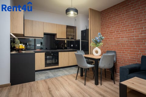 Kitchen or kitchenette, Dining area, oven