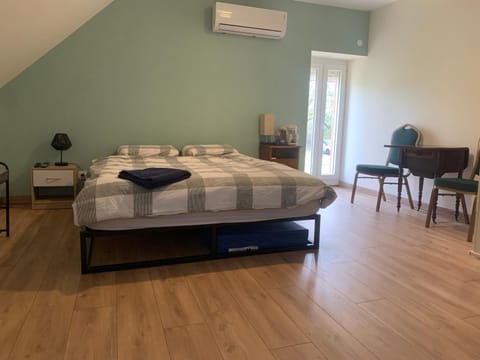 Bed, Coffee/tea facilities, Bedroom, towels, air conditioner